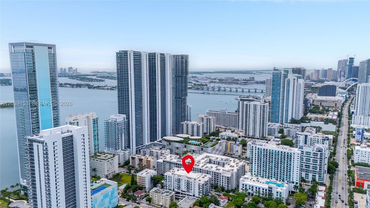 For Sale: $320,000 (1 beds, 1 baths, 833 Square Feet)