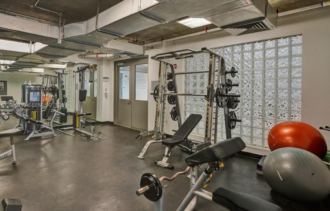 For Sale: $320,000 (1 beds, 1 baths, 833 Square Feet)