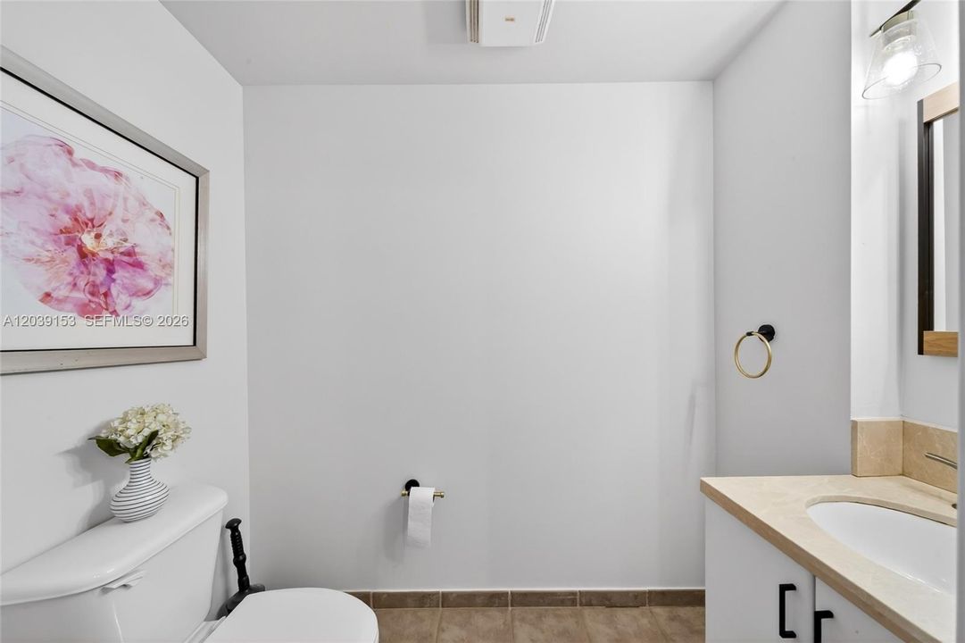 For Sale: $320,000 (1 beds, 1 baths, 833 Square Feet)