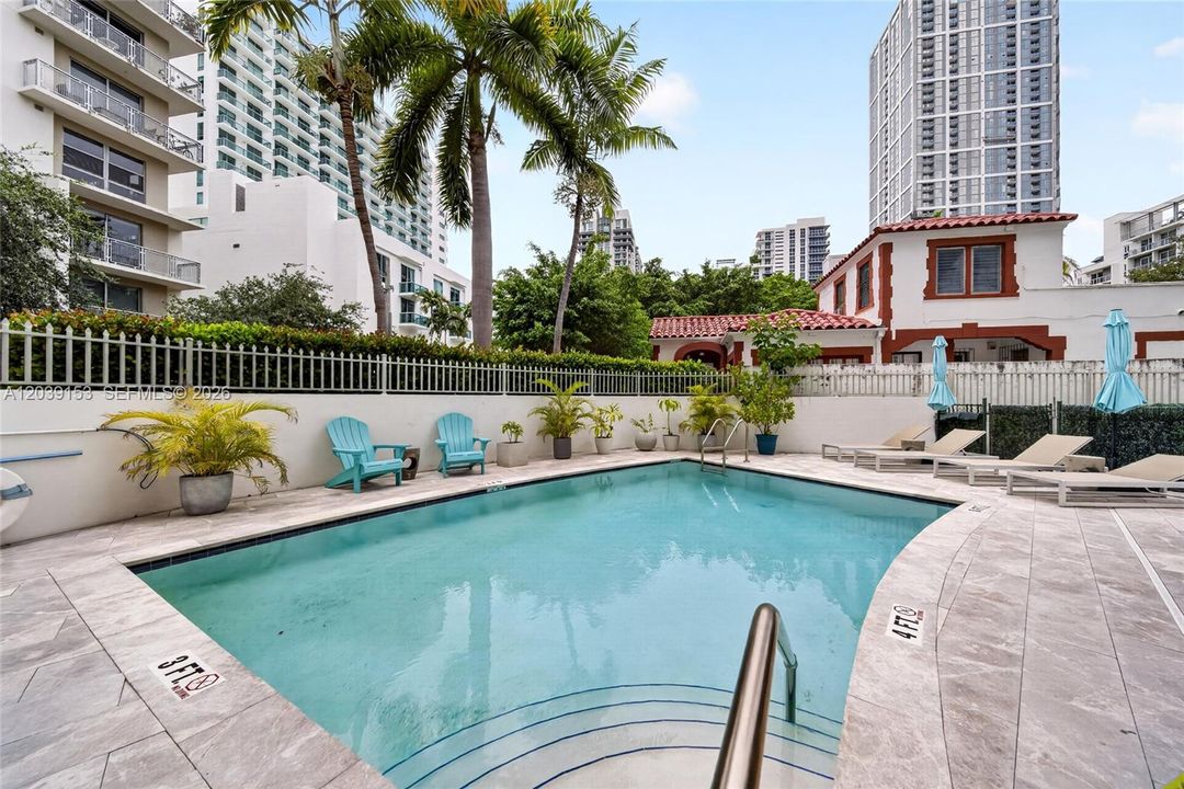 For Sale: $320,000 (1 beds, 1 baths, 833 Square Feet)