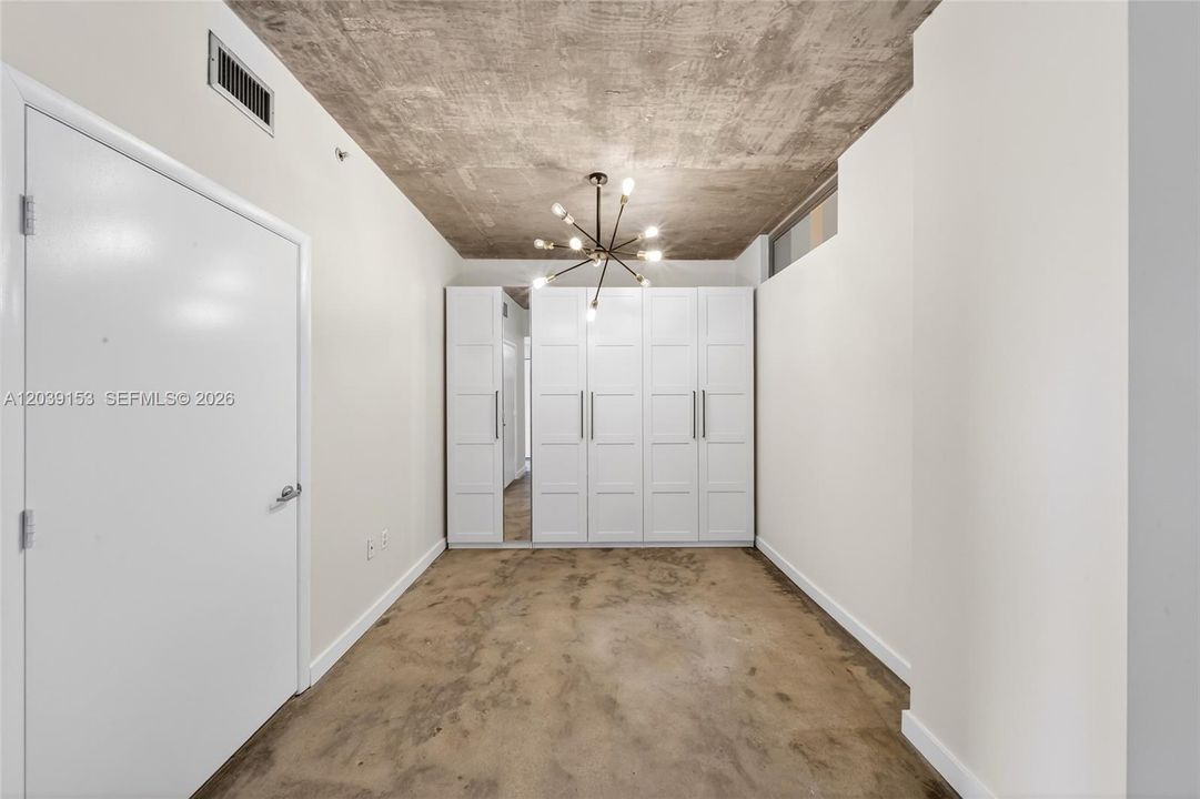 For Sale: $320,000 (1 beds, 1 baths, 833 Square Feet)