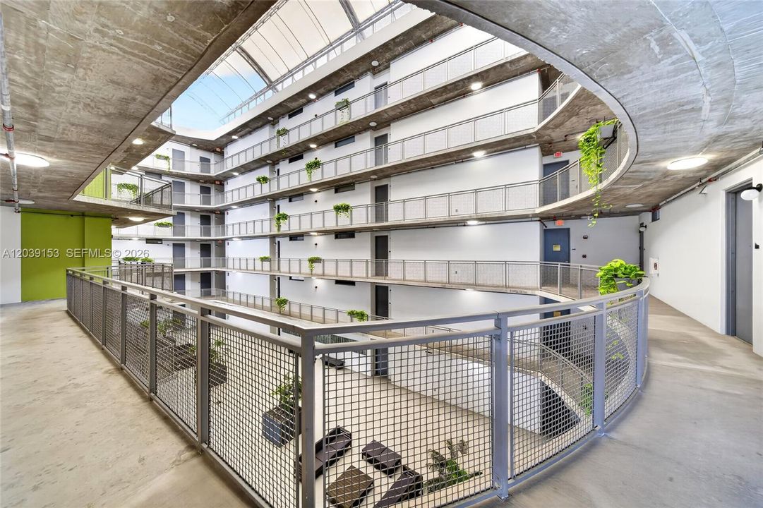 For Sale: $320,000 (1 beds, 1 baths, 833 Square Feet)