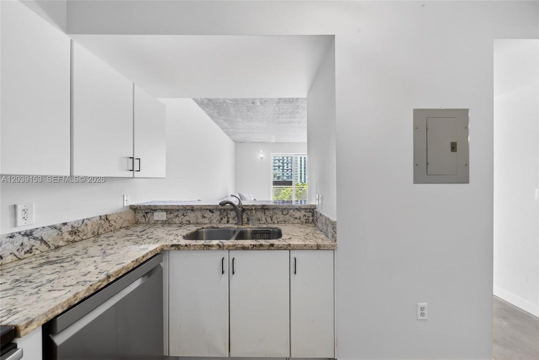 For Sale: $320,000 (1 beds, 1 baths, 833 Square Feet)