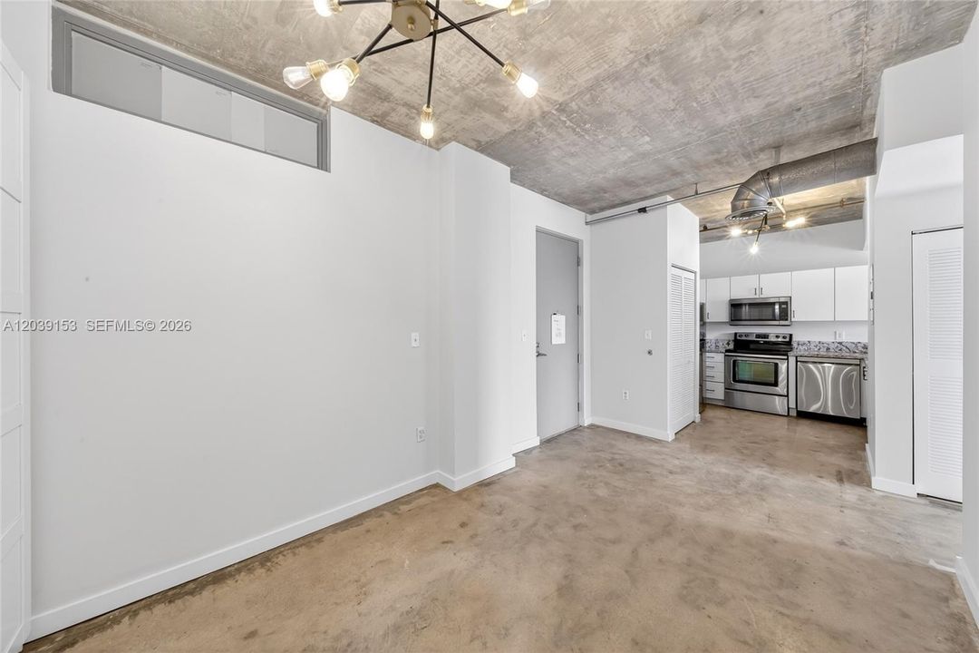 For Sale: $320,000 (1 beds, 1 baths, 833 Square Feet)