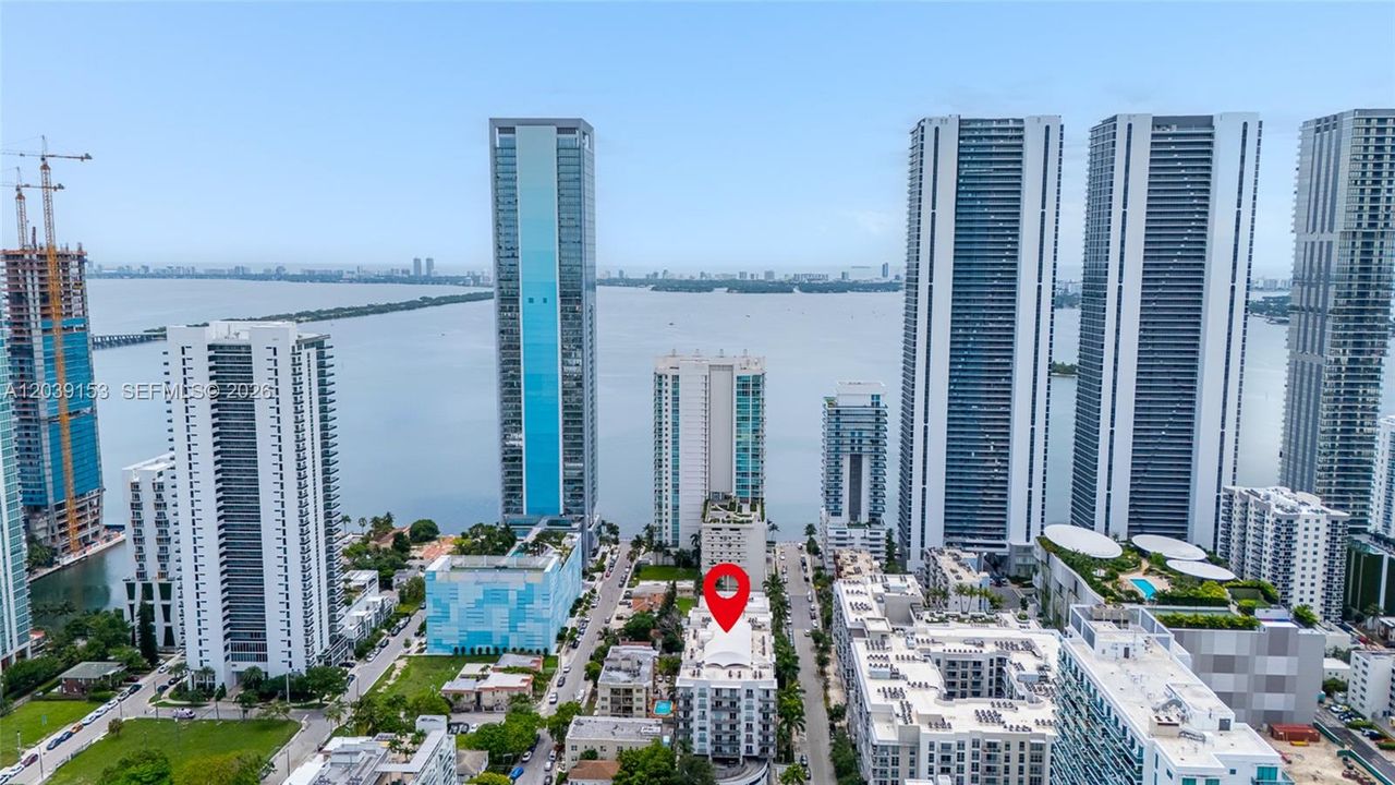 For Sale: $320,000 (1 beds, 1 baths, 833 Square Feet)