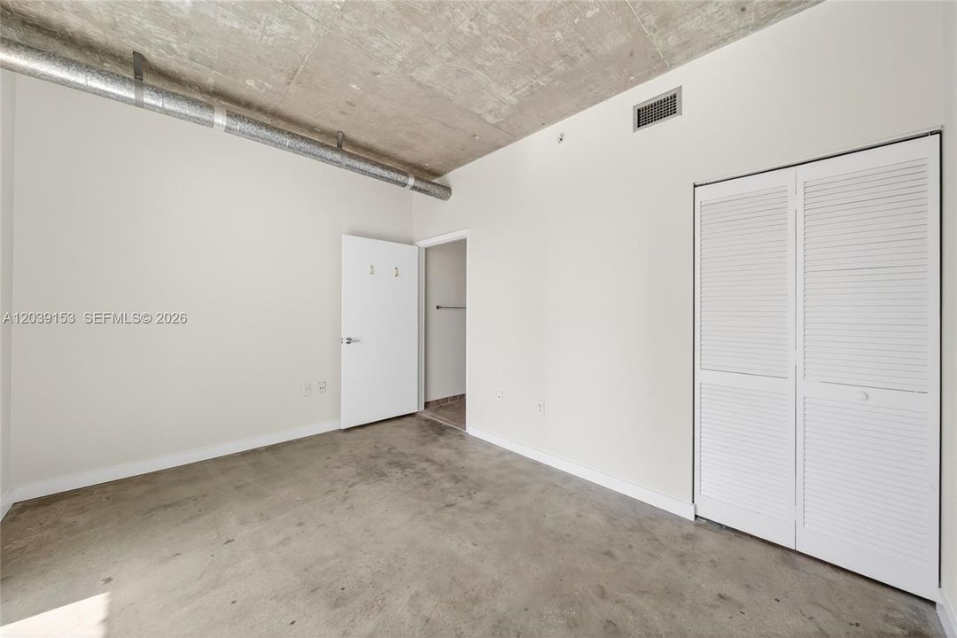 For Sale: $320,000 (1 beds, 1 baths, 833 Square Feet)