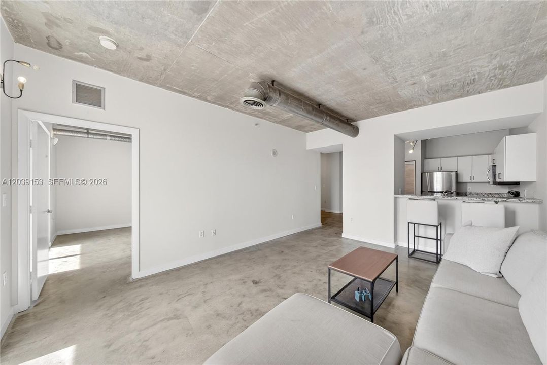 For Sale: $320,000 (1 beds, 1 baths, 833 Square Feet)