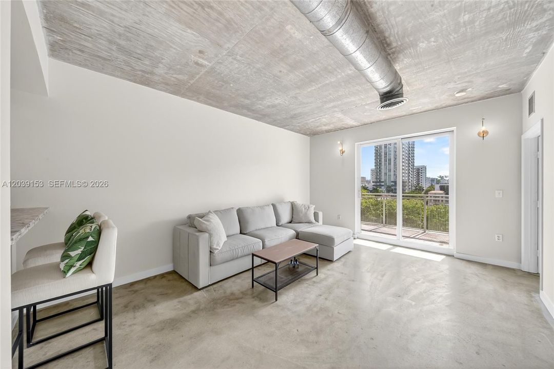 For Sale: $320,000 (1 beds, 1 baths, 833 Square Feet)