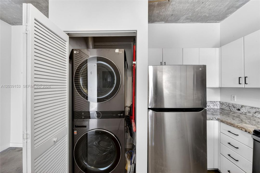 For Sale: $320,000 (1 beds, 1 baths, 833 Square Feet)