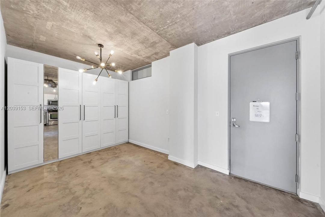 For Sale: $320,000 (1 beds, 1 baths, 833 Square Feet)