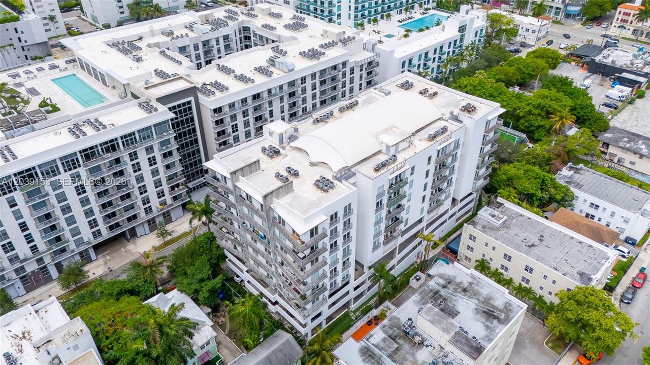 For Sale: $320,000 (1 beds, 1 baths, 833 Square Feet)