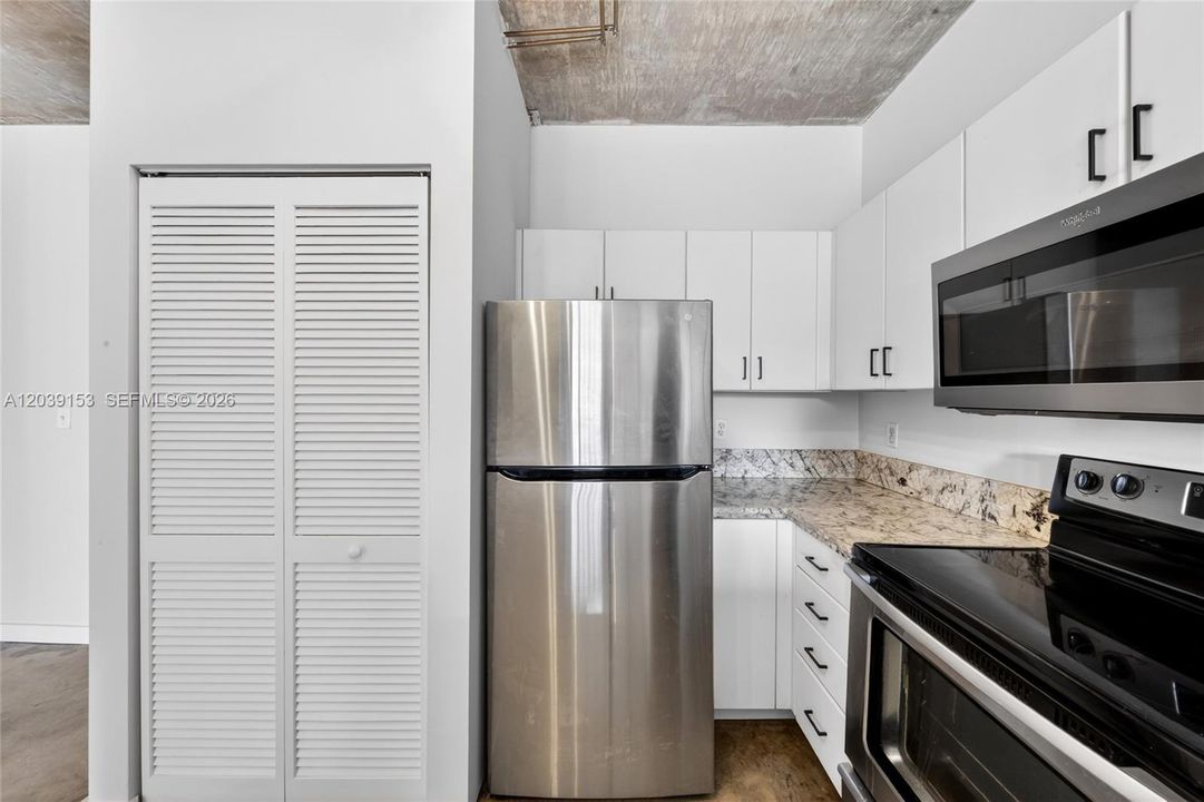 For Sale: $320,000 (1 beds, 1 baths, 833 Square Feet)