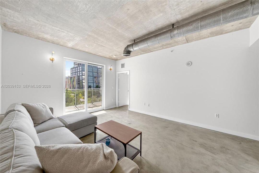 For Sale: $320,000 (1 beds, 1 baths, 833 Square Feet)