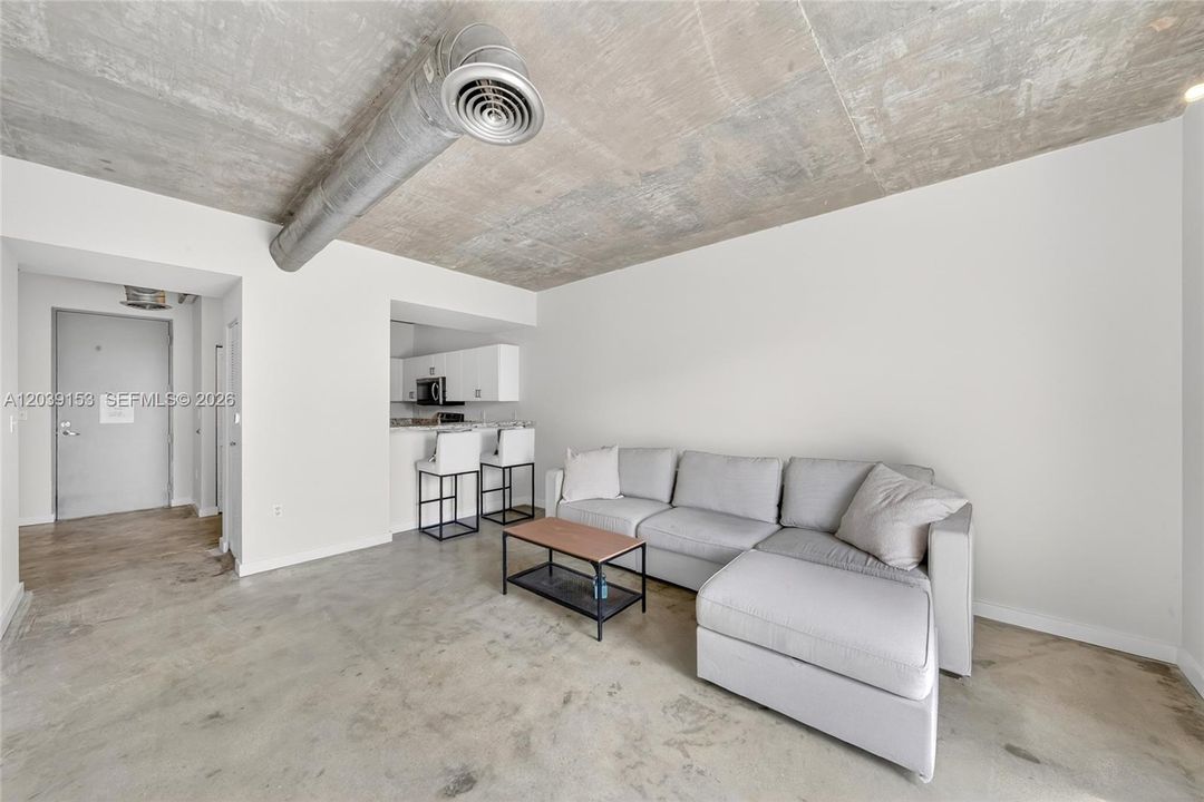 For Sale: $320,000 (1 beds, 1 baths, 833 Square Feet)