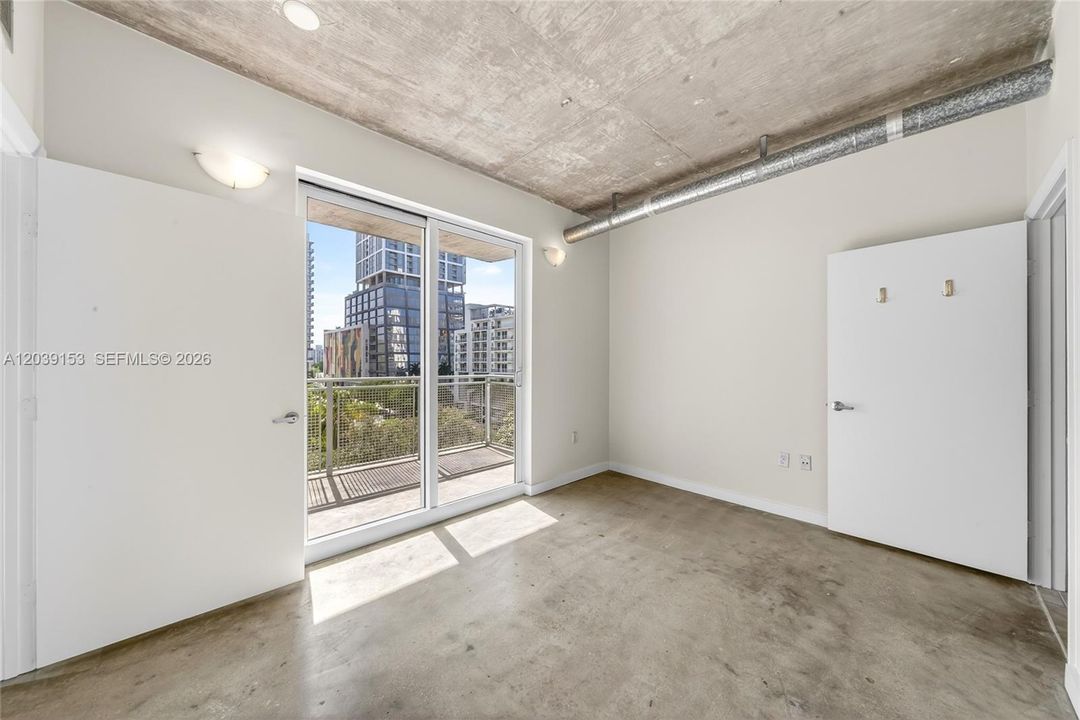 For Sale: $320,000 (1 beds, 1 baths, 833 Square Feet)