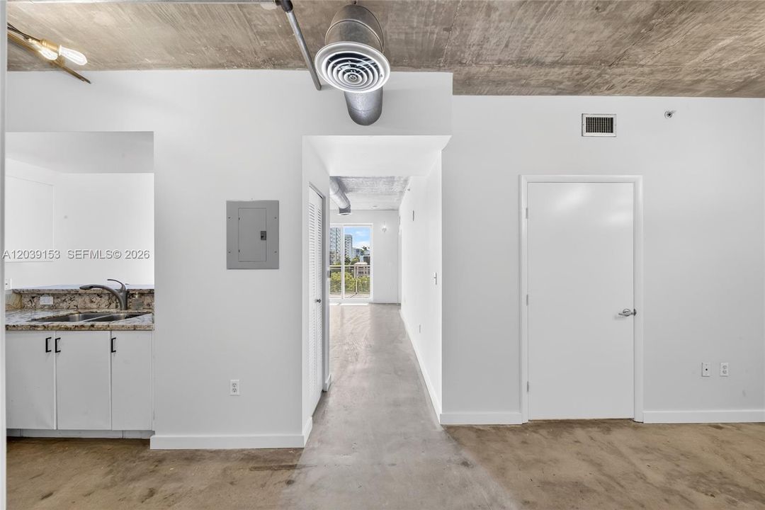 For Sale: $320,000 (1 beds, 1 baths, 833 Square Feet)