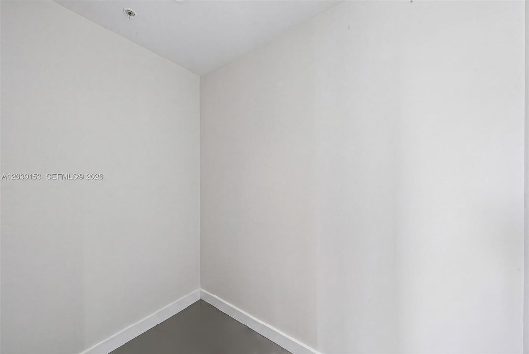 For Sale: $320,000 (1 beds, 1 baths, 833 Square Feet)