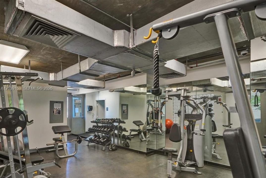 For Sale: $320,000 (1 beds, 1 baths, 833 Square Feet)