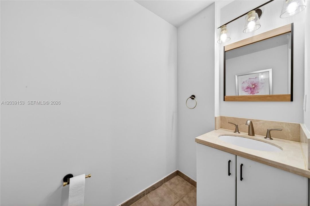 For Sale: $320,000 (1 beds, 1 baths, 833 Square Feet)