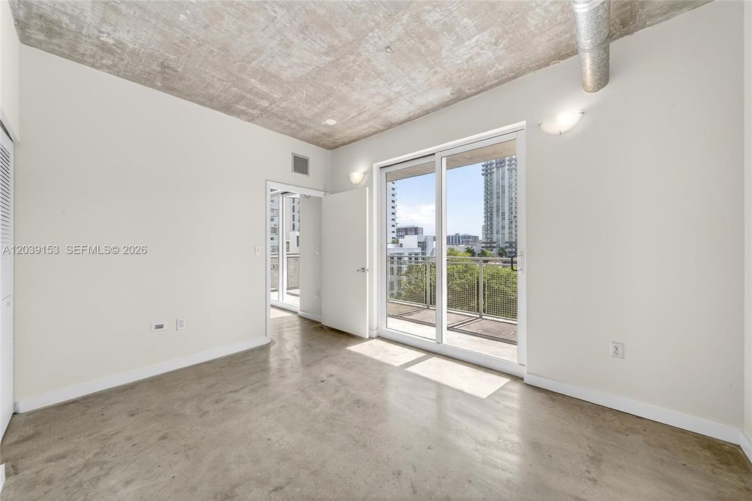 For Sale: $320,000 (1 beds, 1 baths, 833 Square Feet)