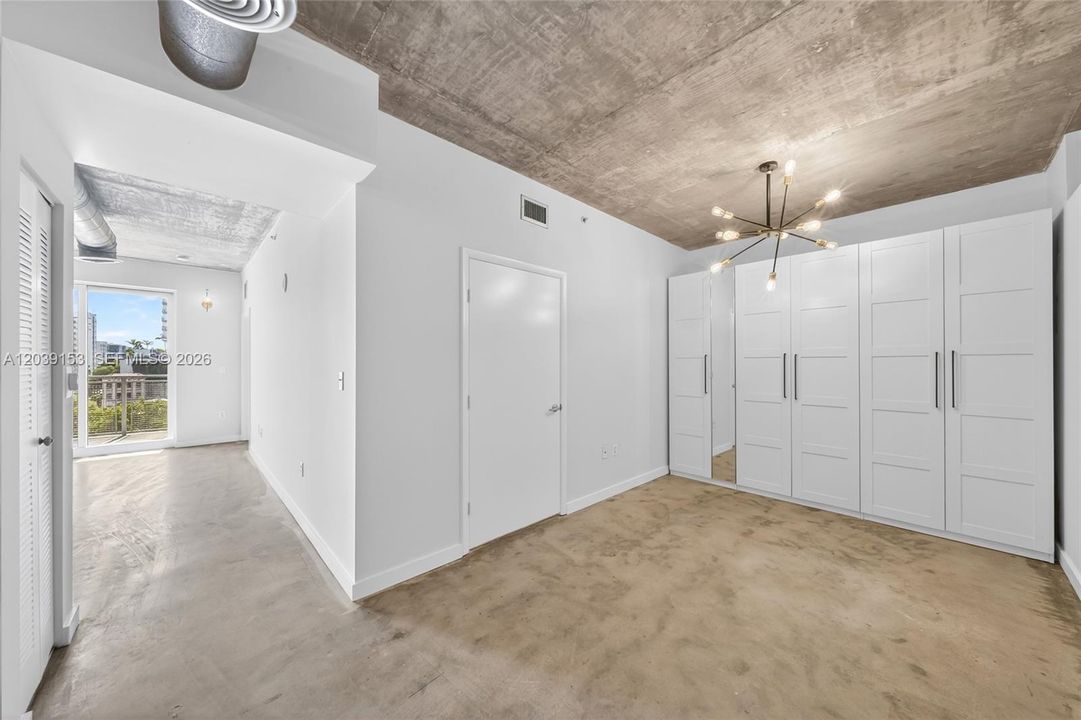 For Sale: $320,000 (1 beds, 1 baths, 833 Square Feet)