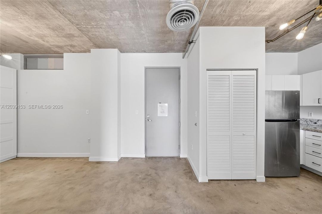 For Sale: $320,000 (1 beds, 1 baths, 833 Square Feet)