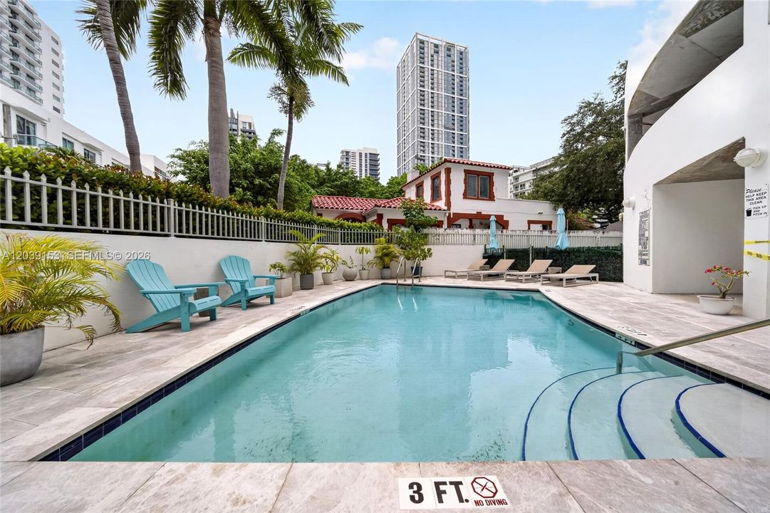 For Sale: $320,000 (1 beds, 1 baths, 833 Square Feet)