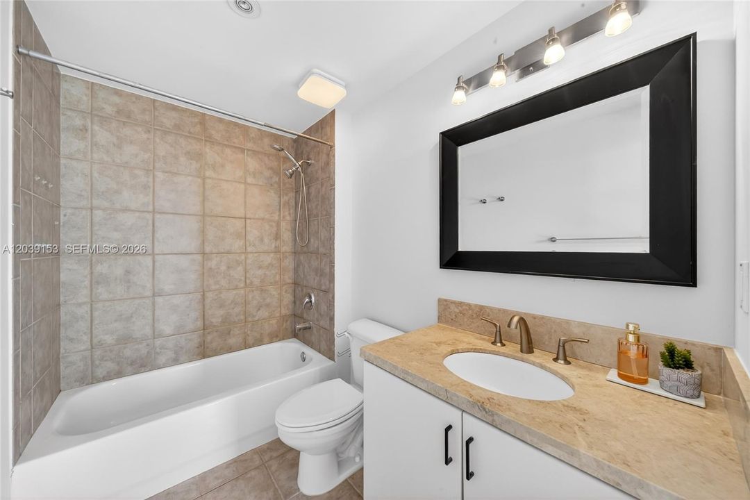 For Sale: $320,000 (1 beds, 1 baths, 833 Square Feet)