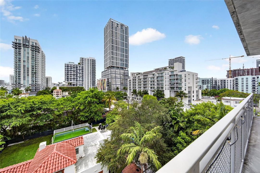 For Sale: $320,000 (1 beds, 1 baths, 833 Square Feet)