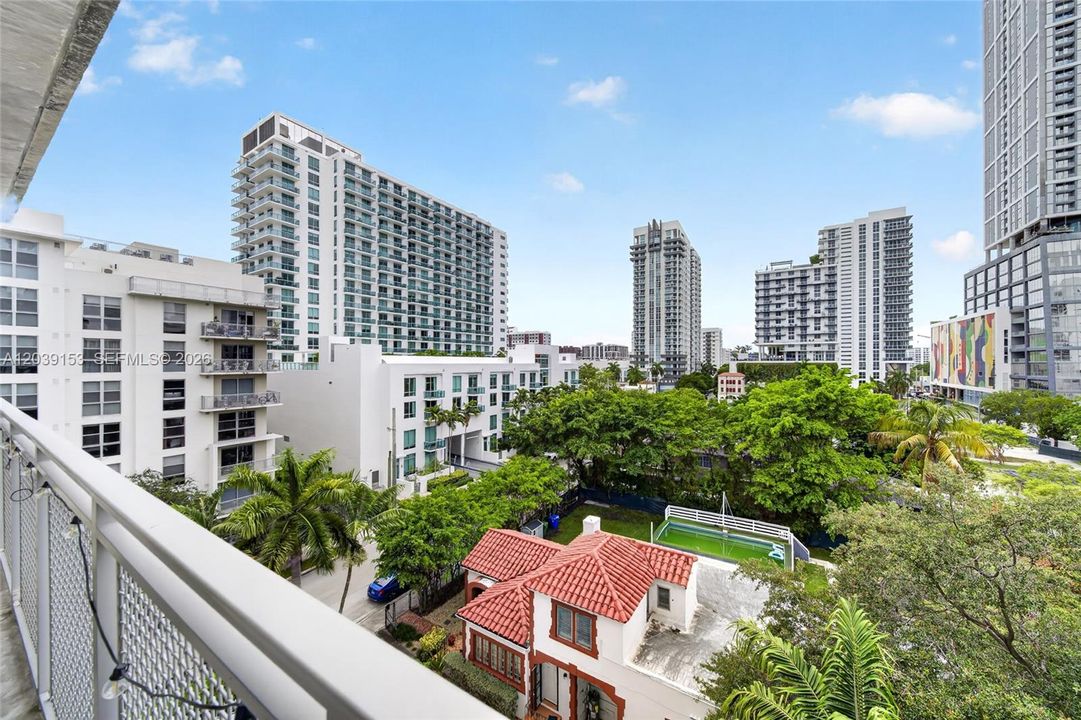For Sale: $320,000 (1 beds, 1 baths, 833 Square Feet)