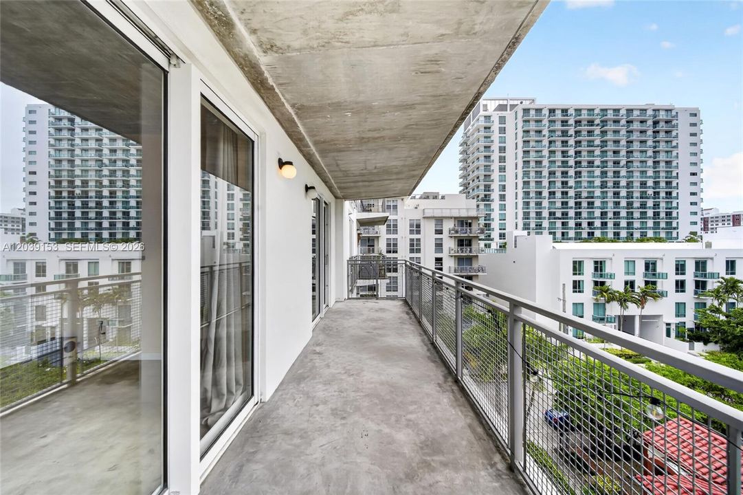 For Sale: $320,000 (1 beds, 1 baths, 833 Square Feet)