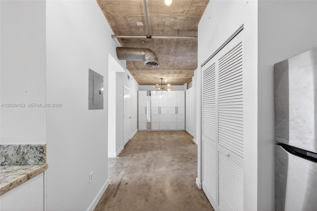 For Sale: $320,000 (1 beds, 1 baths, 833 Square Feet)