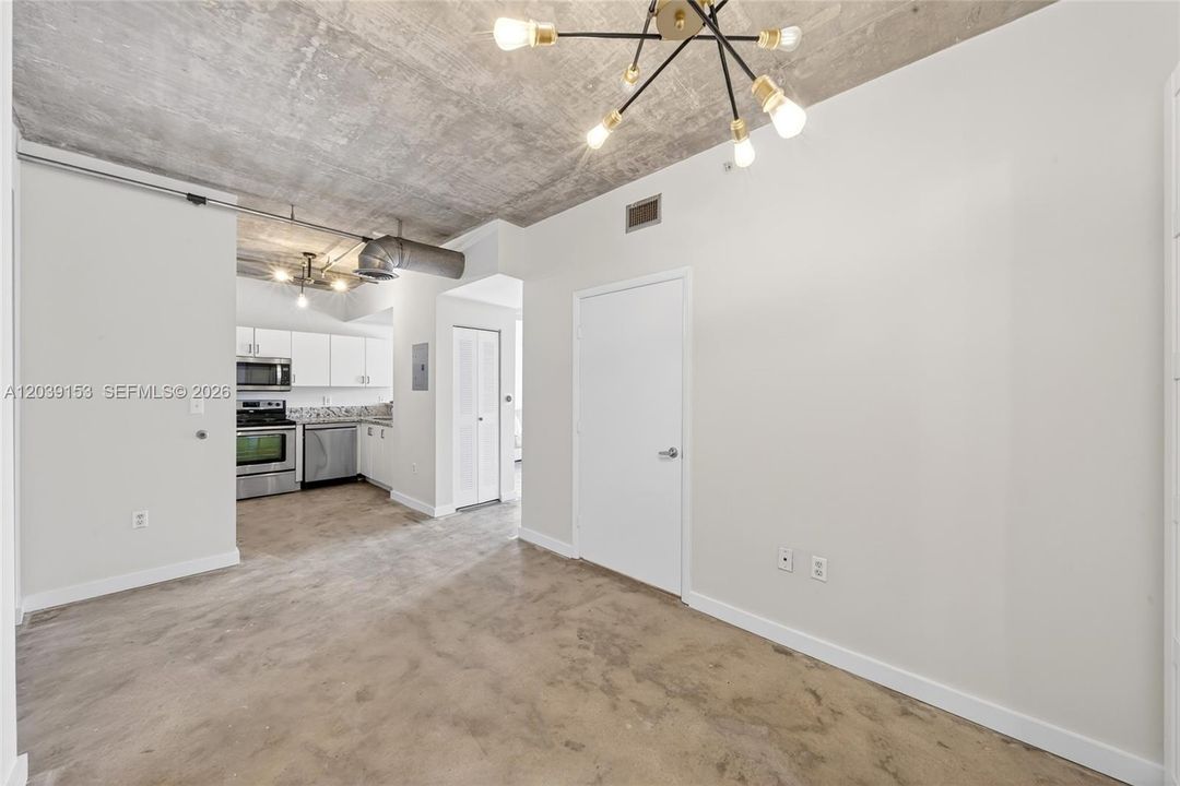 For Sale: $320,000 (1 beds, 1 baths, 833 Square Feet)