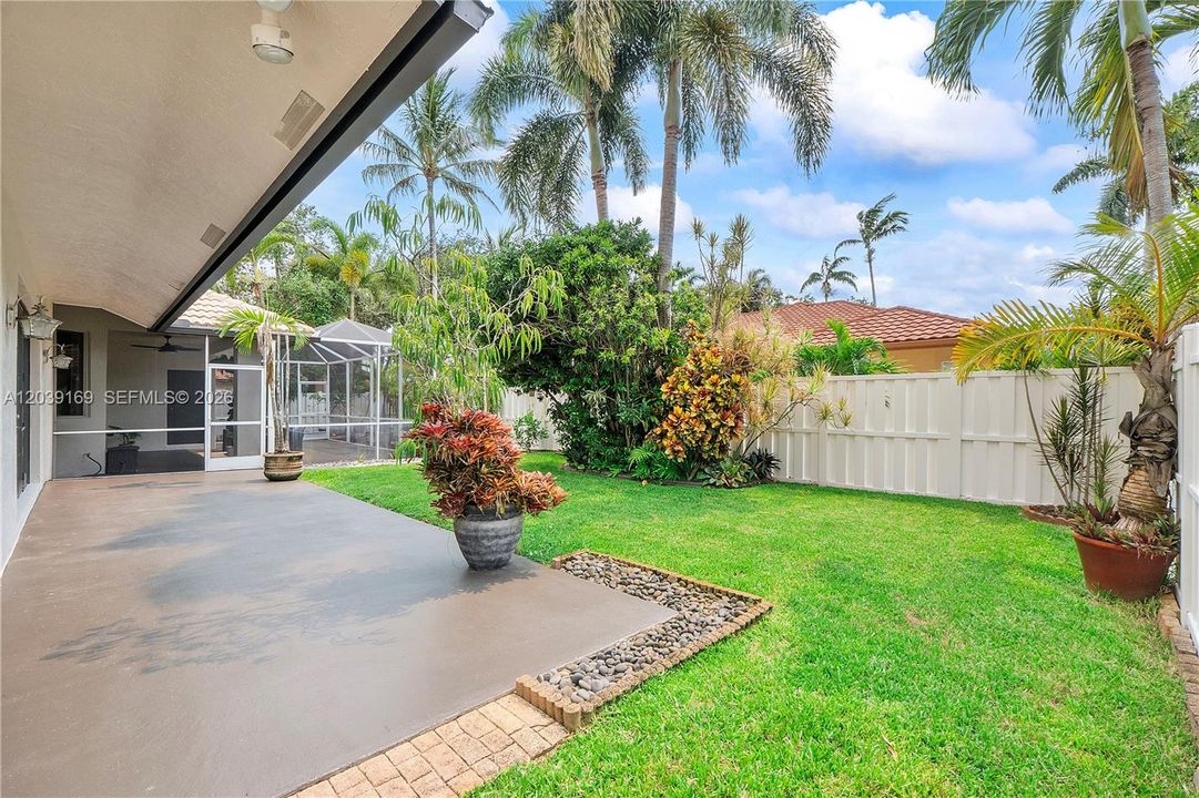 Patio & fully fenced back yard
