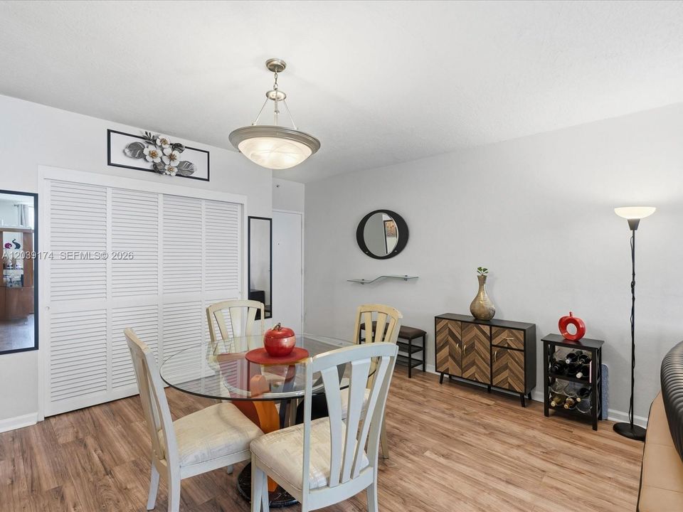 En Venta: $299,900 (1 camas, 1 baños, 906 Pies cuadrados)