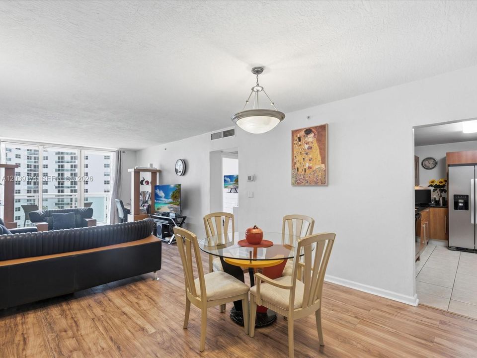 En Venta: $299,900 (1 camas, 1 baños, 906 Pies cuadrados)