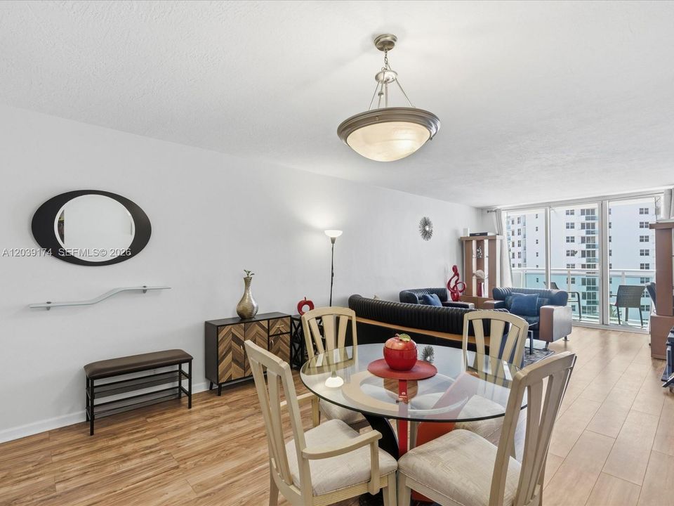 En Venta: $299,900 (1 camas, 1 baños, 906 Pies cuadrados)