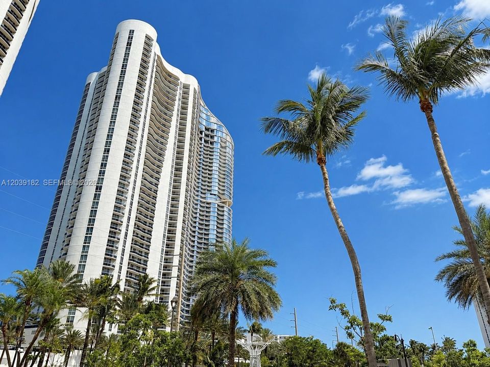 For Sale: $3,147,000 (3 beds, 3 baths, 2928 Square Feet)