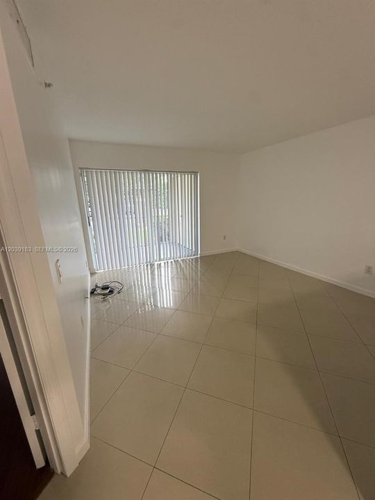 For Rent: $2,050 (2 beds, 1 baths, 838 Square Feet)