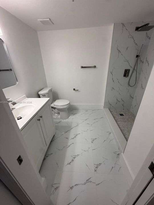 For Rent: $2,050 (2 beds, 1 baths, 838 Square Feet)