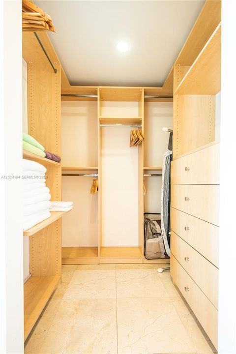 For Rent: $4,400 (2 beds, 2 baths, 1141 Square Feet)