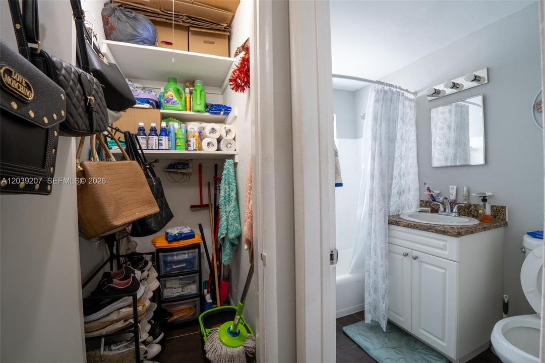 For Rent: $1,790 (1 beds, 1 baths, 700 Square Feet)