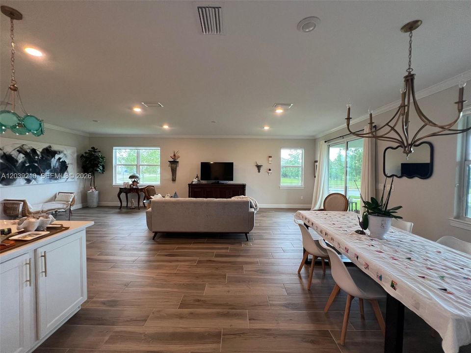 For Sale: $599,900 (3 beds, 2 baths, 2184 Square Feet)