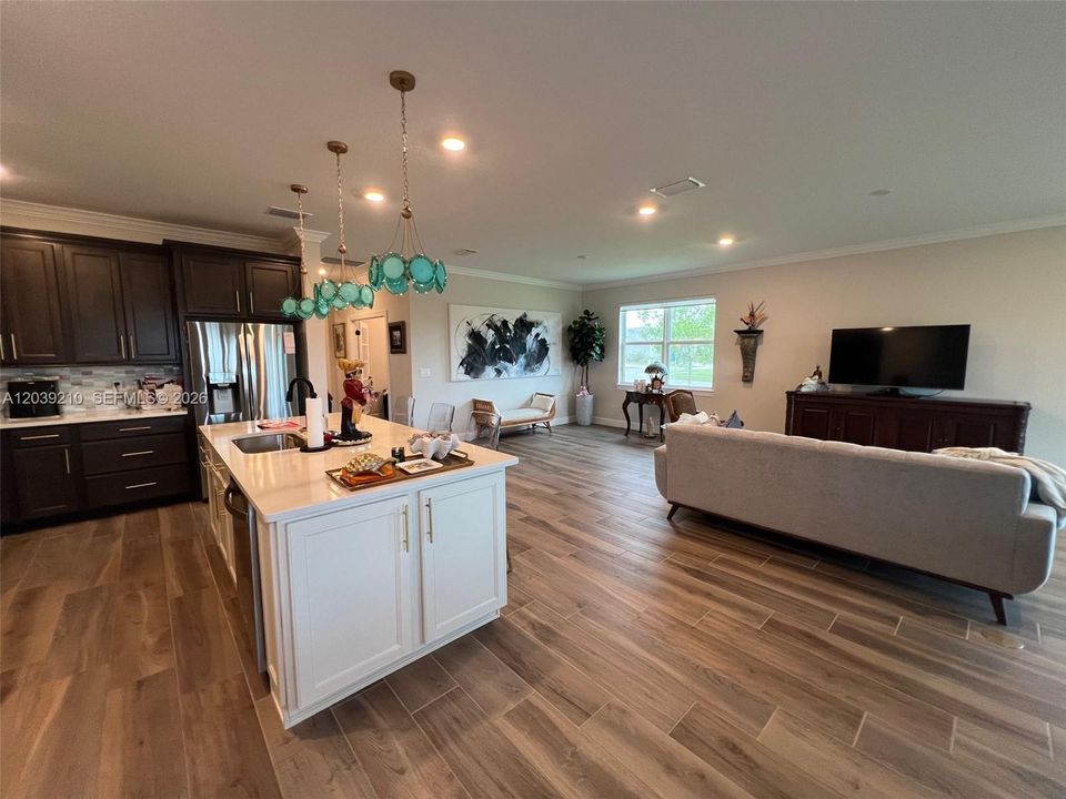 For Sale: $599,900 (3 beds, 2 baths, 2184 Square Feet)