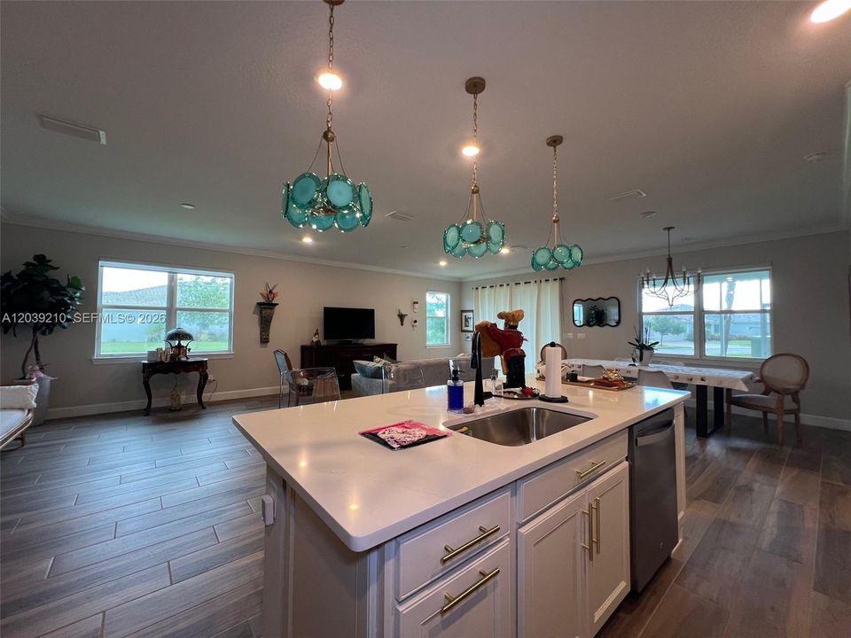 For Sale: $599,900 (3 beds, 2 baths, 2184 Square Feet)