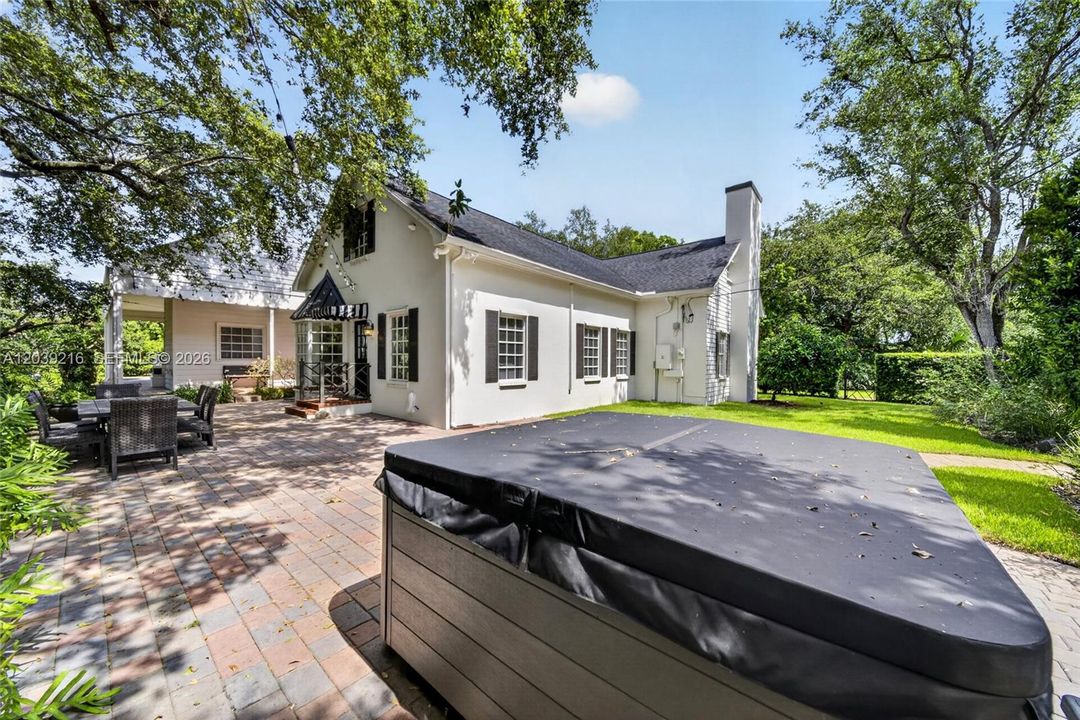For Sale: $2,100,000 (3 beds, 2 baths, 3674 Square Feet)