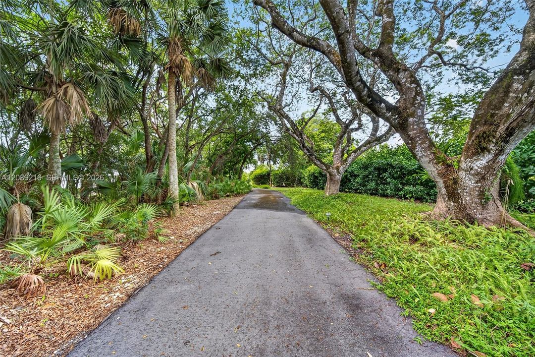 For Sale: $2,100,000 (3 beds, 2 baths, 3674 Square Feet)