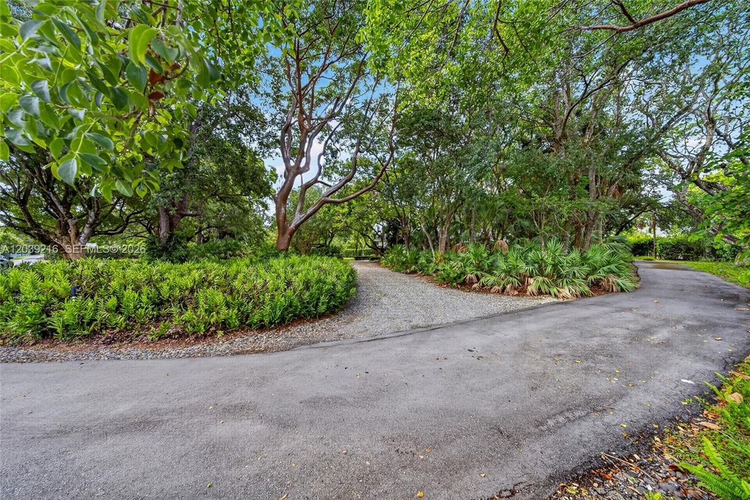 For Sale: $2,100,000 (3 beds, 2 baths, 3674 Square Feet)