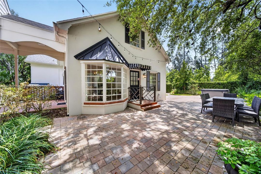 For Sale: $2,100,000 (3 beds, 2 baths, 3674 Square Feet)