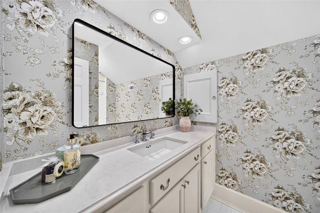 For Sale: $2,100,000 (3 beds, 2 baths, 3674 Square Feet)